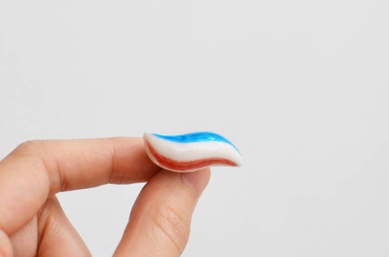 Zahnpasta. Porzellan-Keramik-stift. Zahnlächeln von monochromatiques