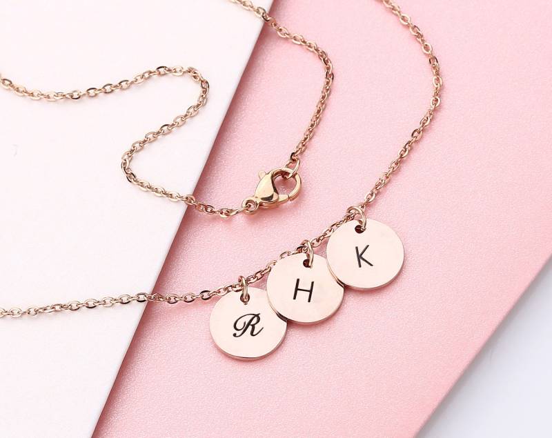 Personalisierte Plättchen-Halskette Goldmünze-Monogramm-Anhänger Personalisierte Plättchen-Halskette Goldmünze-Monogramm-Anhänger von monogramarea