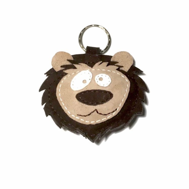 Löwentier-Schlüsselanhänger Aus Schokolade Und Beigem Wildleder Löwentier-Schlüsselanhänger Aus Schokolade Und Beigem Wildleder von monsacunic