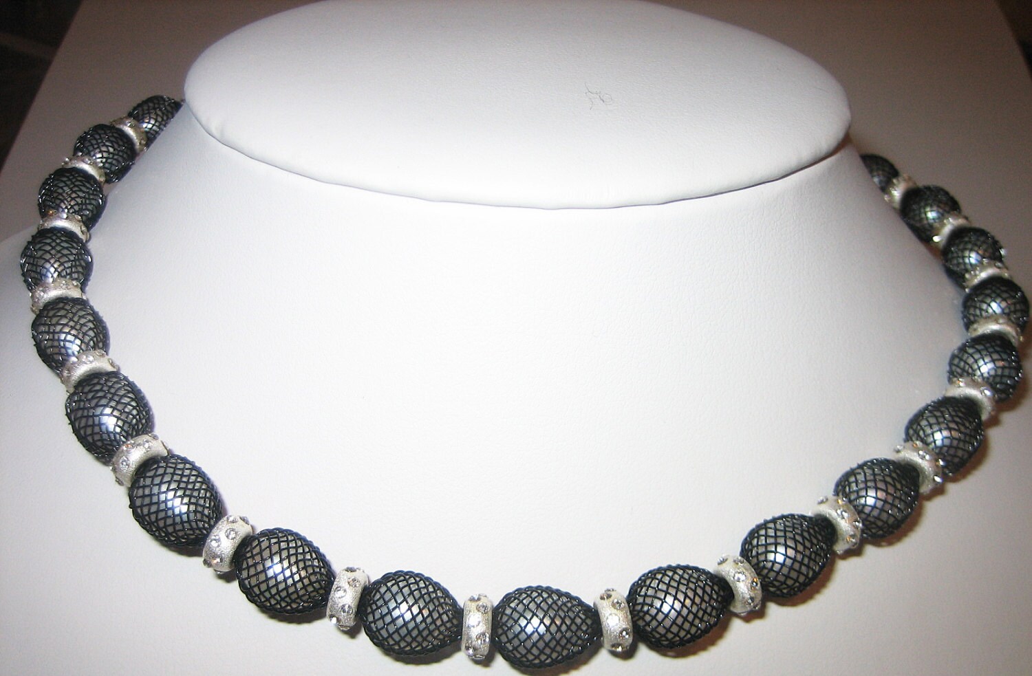 Gefüllte Gitter Perle Halskette Gefüllte Gitter Perle Halskette von monteirodesigns
