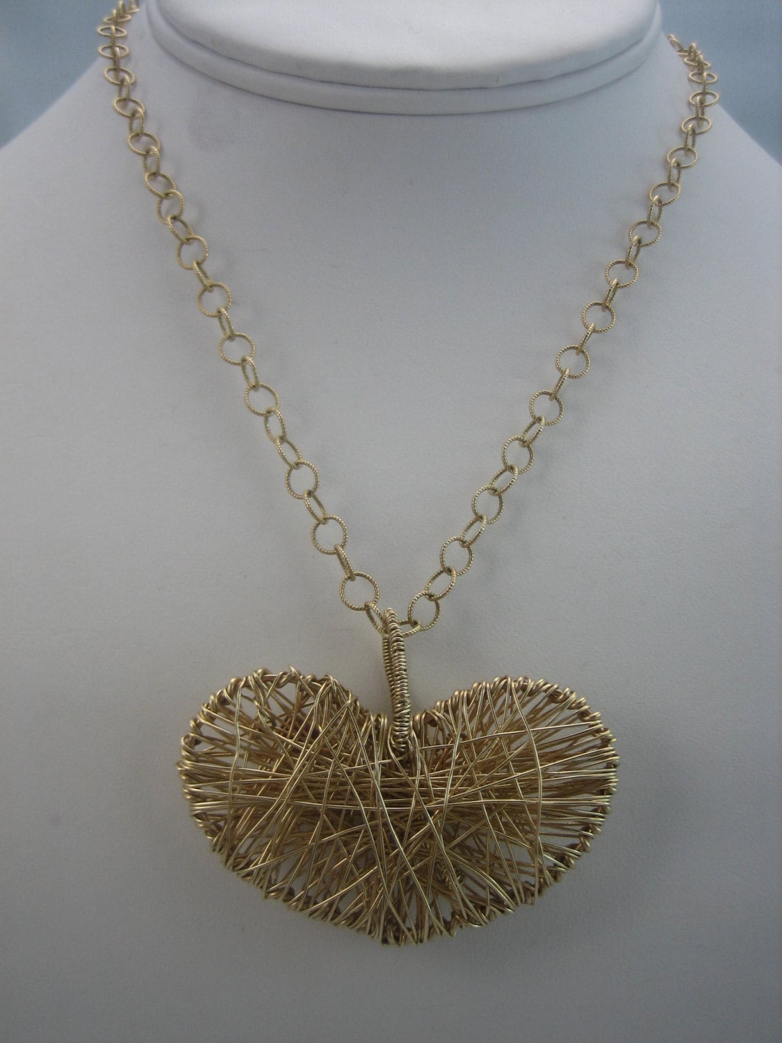 Gesponnen Gold Herz Collier Mit Rubin Akzent Oder Baumelnden Perle Gesponnen Gold Herz Collier Mit Rubin Akzent Oder Baumelnden Perle von monteirodesigns
