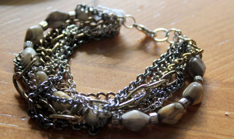 Mehrsträngiges Armband Mit Bunten Achatkernperlen Mehrsträngiges Armband Mit Bunten Achatkernperlen von mooncradlestudio
