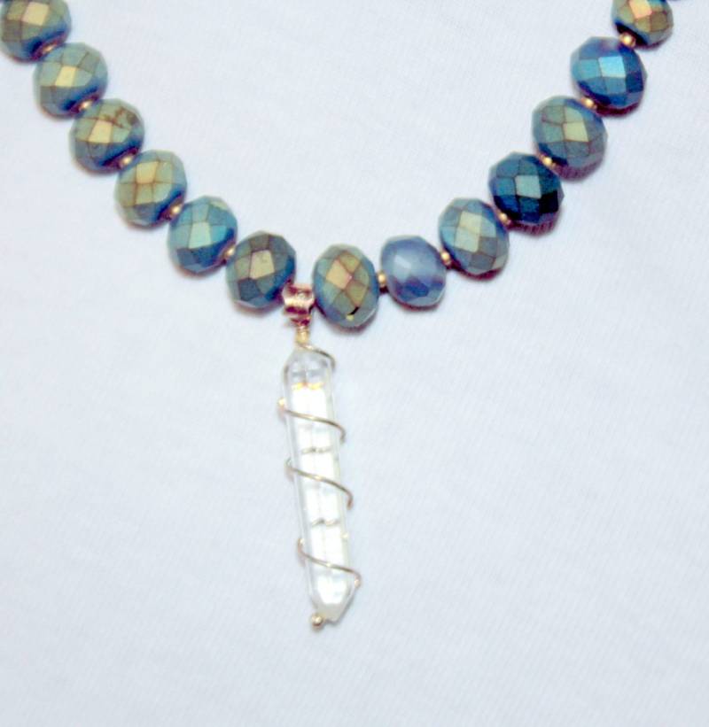Raku Blau Und Gold Perlen Halskette Mit Wire Wrapped Quartz Crystal Raku Blau Und Gold Perlen Halskette Mit Wire Wrapped Quartz Crystal von mooncradlestudio