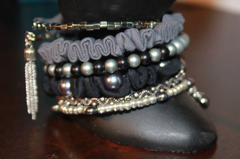 Schwarz Und Silber Stoff Perlen Handgelenk Wrap Memory Draht Manschette Armband von mooncradlestudio