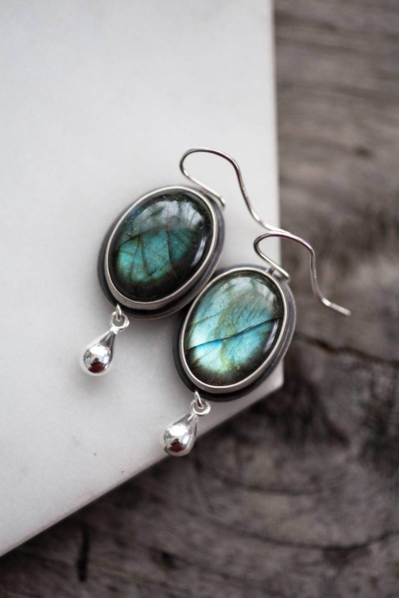 Crying Eye Ohrringe | Natürlicher Labradorit Edelstein. Sterling Silber Tropfenform. Versteckte Augen von moonspinnershop