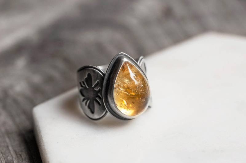 Größe 12 - Imkerei Ring. | Goldgelber Citrin-Edelstein. Sterlingsilber-Bienenschmuck. Biene-Silhouette. Breites Sattelband. Schmuck #13 von moonspinnershop