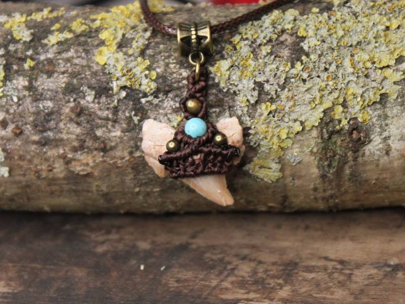 Versteinerter Haifischzahn Makramee Kette von mooondesigns