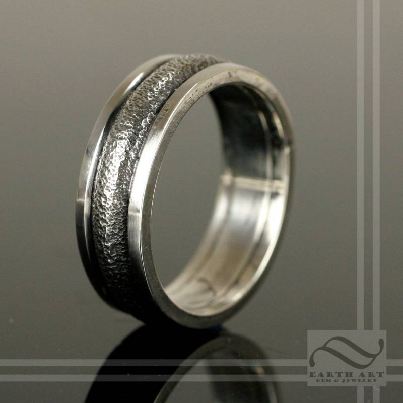Mens Rough Path Wedding Band Mit Grübchenstruktur von mooredesign13