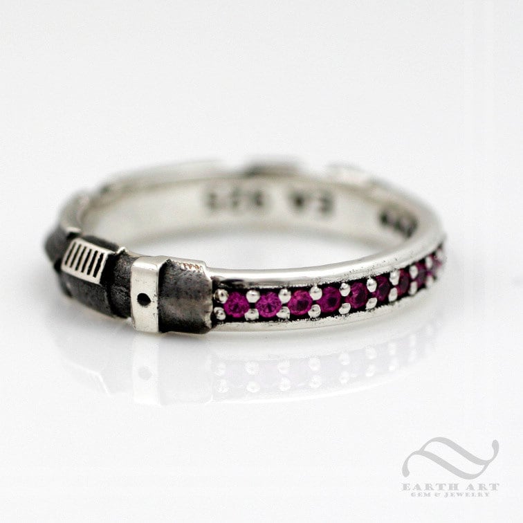 Rubin Lichtsäbel Ring - Sterling Silber Oxidiertes Und Poliertes Finish Geeky Ehering von mooredesign13
