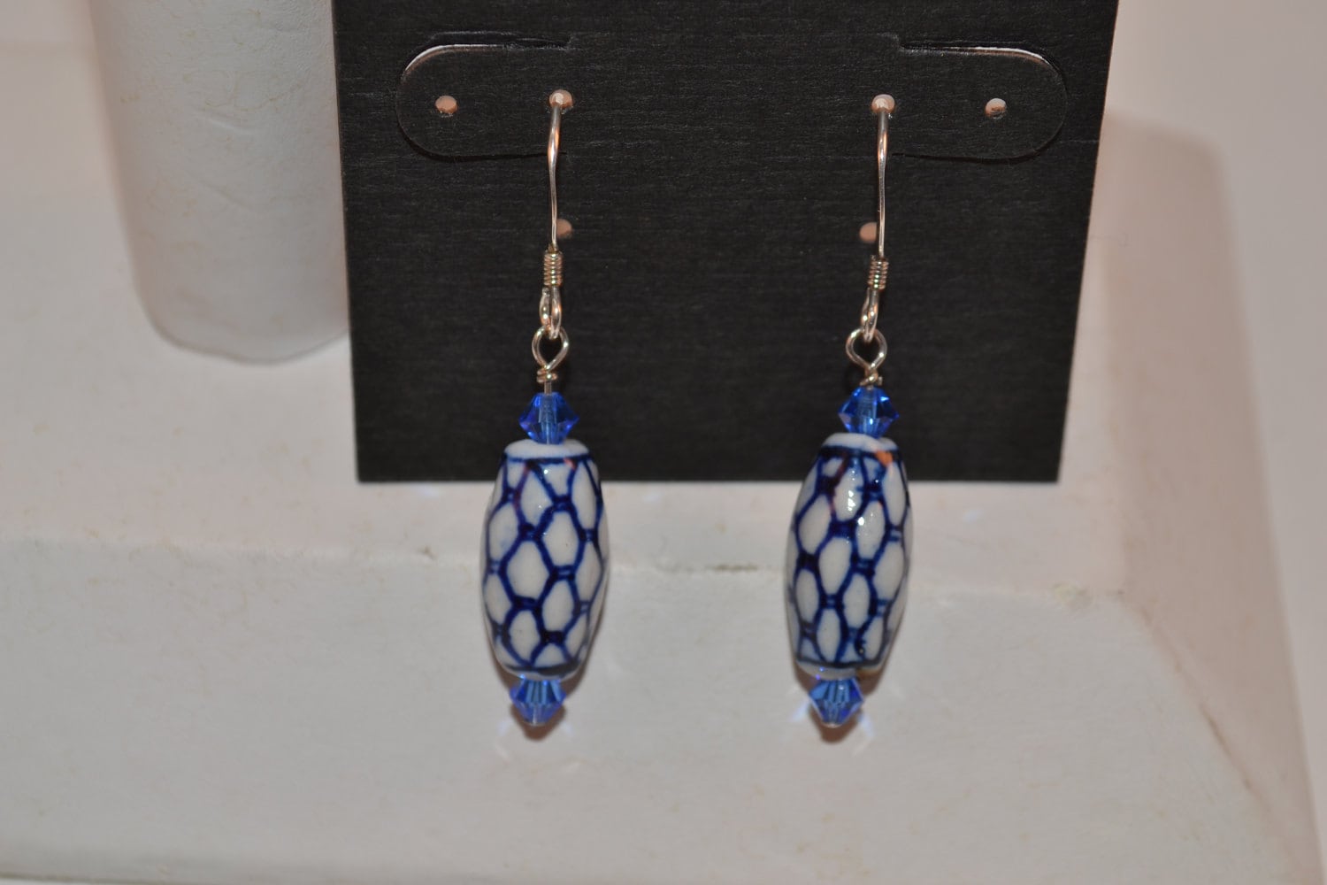 Ohrringe Blaue & Weiße Keramikperle Mit Blauen Swarovski Kristall Sterling Ohrhaken Ohrringe Blaue & Weiße Keramikperle Mit Blauen Swarovski Kristall Sterling Ohrhaken von mordsyth