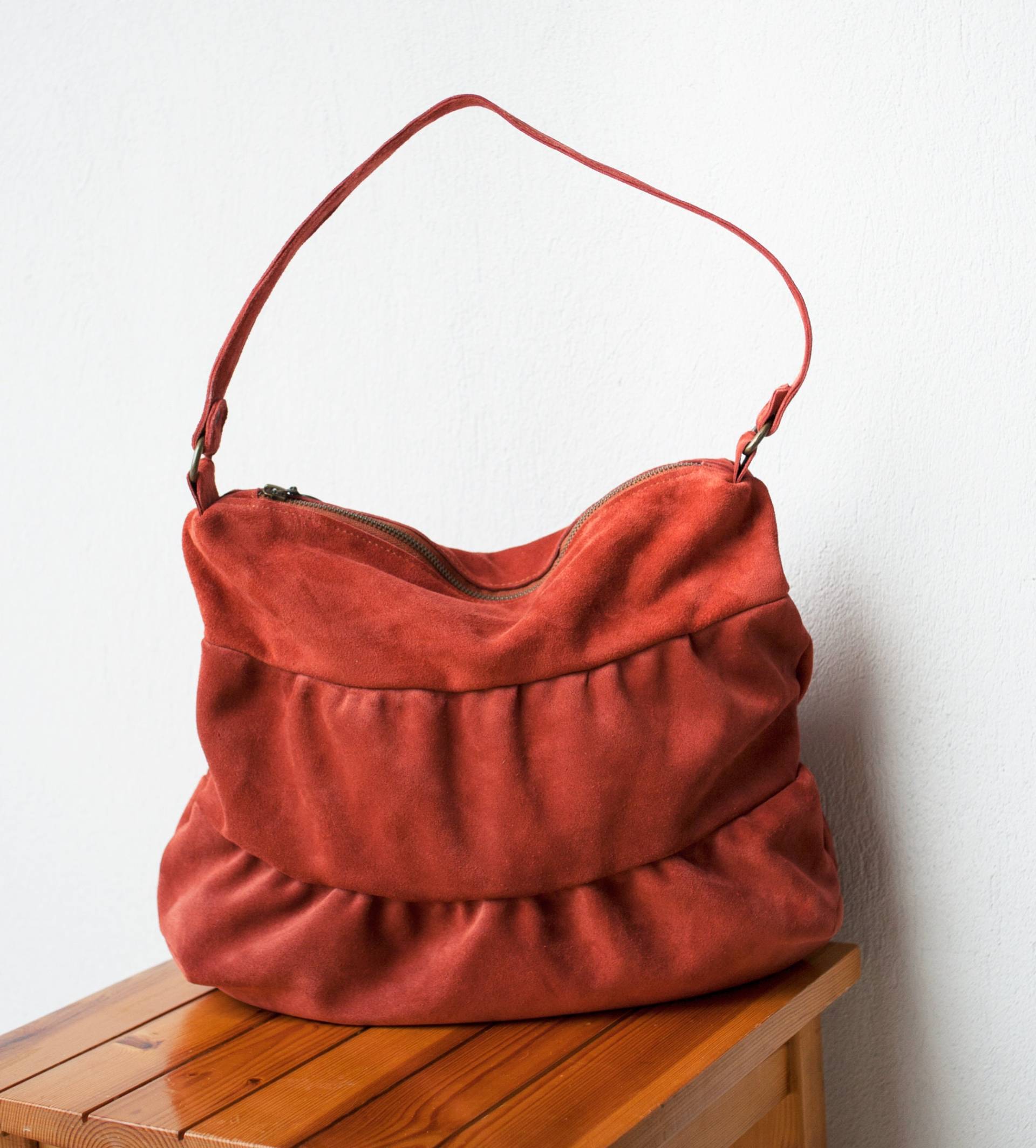 Rote Wildleder Umhängetasche Mini Truffle Slouch Tote Rote Wildleder Umhängetasche Mini Truffle Slouch Tote von morelle