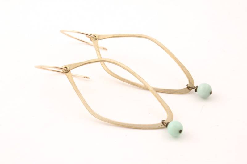 Niete Göttin Mit Perlen Ohrhänger von morgenbarrettdesigns