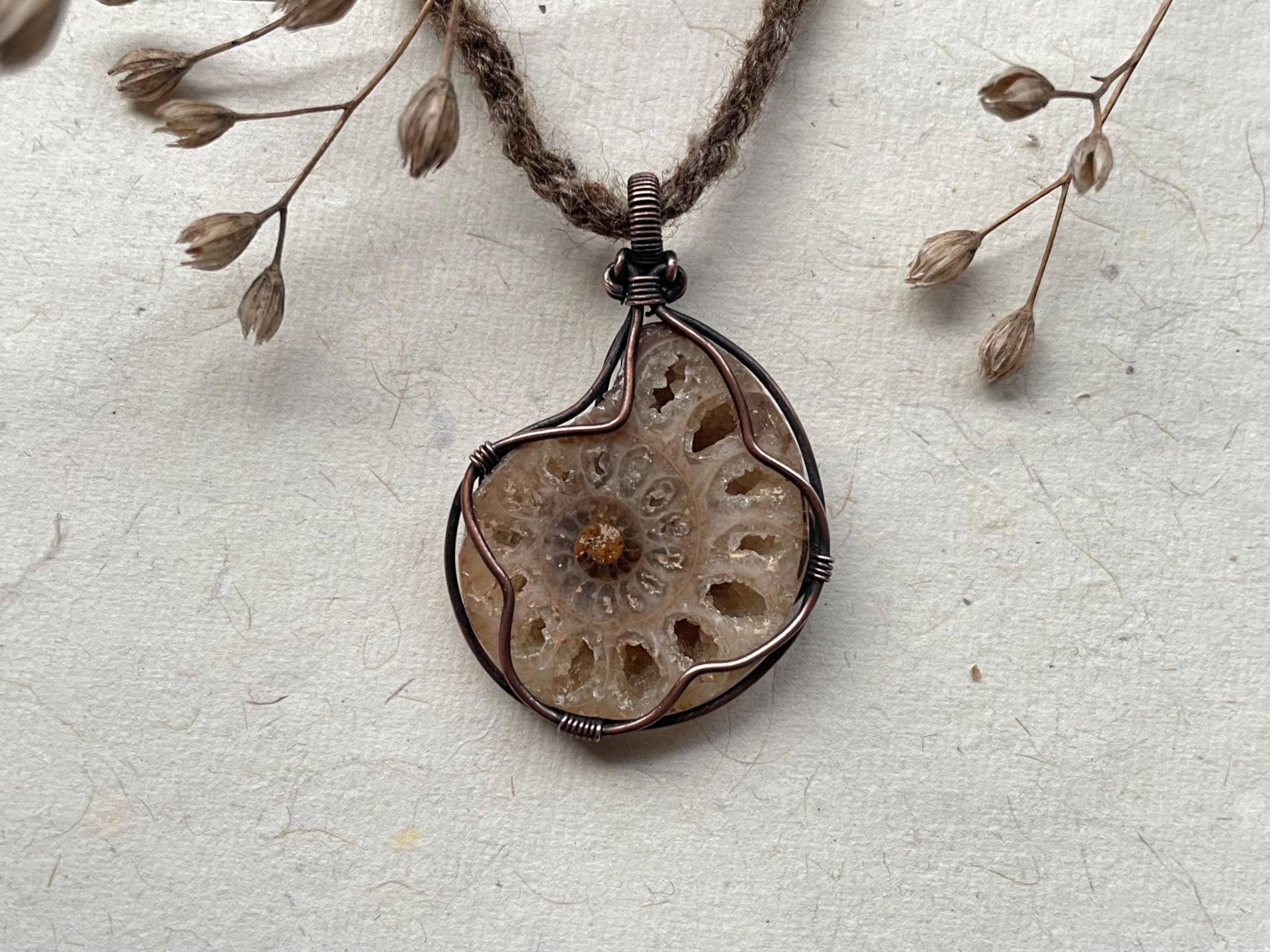 Ammonit Fossil Halskette. "Weisheitsbewahrer/Tussah Seide Talisman . Schnecke Kunst Draht Gewickelt Anhänger. Reinem Kupferdraht von morlacreations