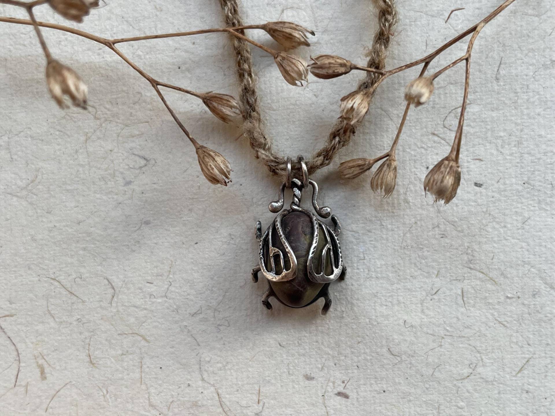 Käfer-Flussstein-Halskette. Reines Recyceltes Silber. Silberschmiedearbeit Handgefertigt. Natur-Wald-Feen-Amulett. Rohe Tussah-Seide-Erdkunst von morlacreations
