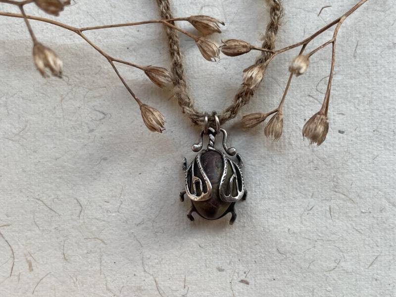 Käfer-Flussstein-Halskette. Reines Recyceltes Silber. Silberschmiedearbeit Handgefertigt. Natur-Wald-Feen-Amulett. Rohe Tussah-Seide-Erdkunst von morlacreations