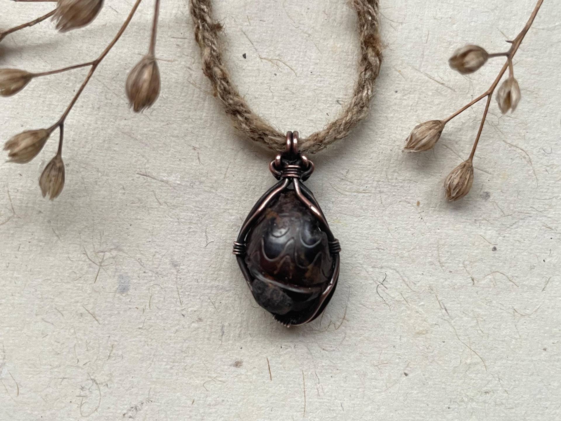 Rohe Dunkle Fossil Halskette. Weisheits-Bewahrer Talisman Schnecke Kunst . Draht Gewickelt Anhänger. Reinem Kupferdraht Handgefertigt von morlacreations