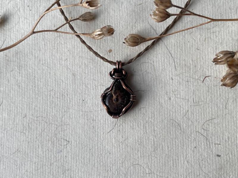Winzige Rohe Ammonit Fossil Kette. Weisheits-Bewahrer Talisman Schnecke Kunst . Draht Gewickelt Anhänger. Reinem Kupferdraht Handgefertigt von morlacreations