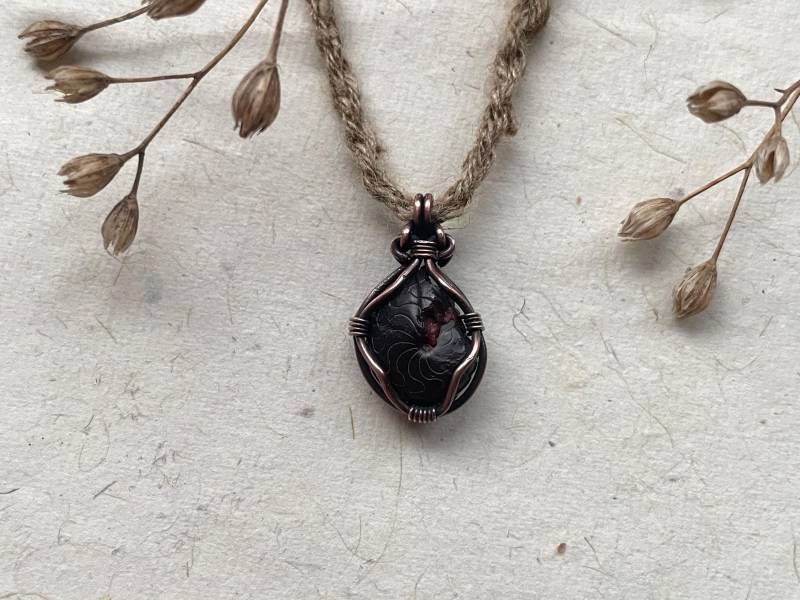 Winzige Rohe Dunkle Fossil Halskette. Weisheits-Bewahrer Talisman Schnecke Kunst . Draht Gewickelt Anhänger. Reinem Kupferdraht Handgefertigt von morlacreations