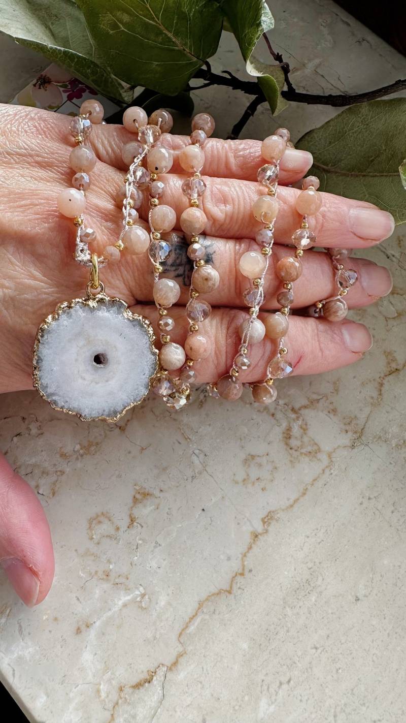 Handgehäkelte Sonnenstein-Kette - A-Grade Mit Goldenen Miyuki Perlen & Glaskristallen Achatsdruse Anhänger Boho Schmuck von moshandworkdesign