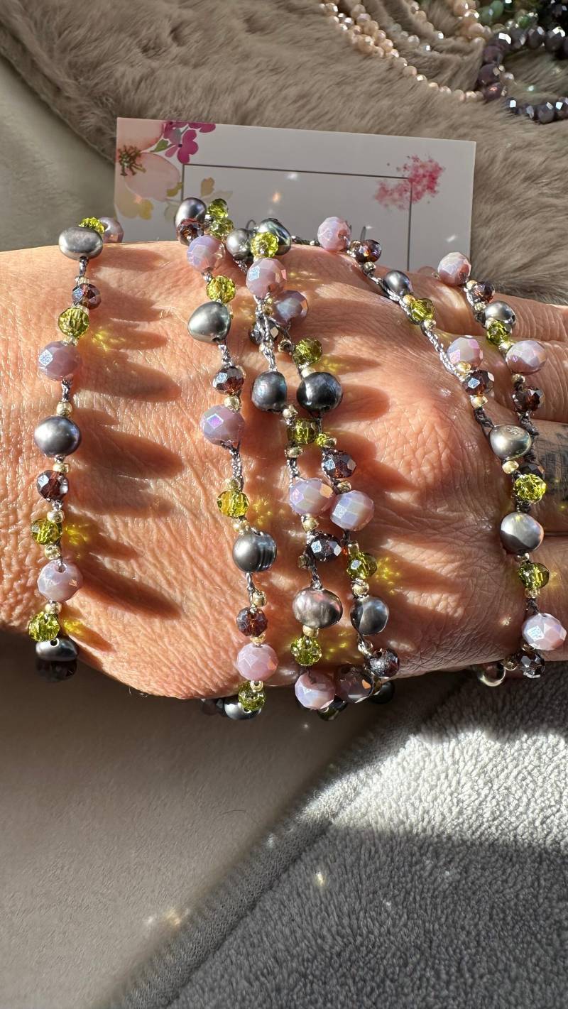 Handgehäkelte Kette Mit Süßwasserperlen - Facettierte Glasperlen Goldene Miyuki-Perlen Eleganter Schmuck Handmade von moshandworkdesign