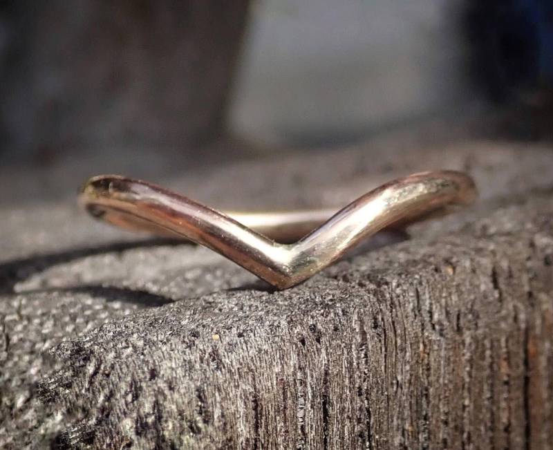 Chevron Ring, Ehering, Gold Nesting Band, Solide 14K V Ring von mossNstone