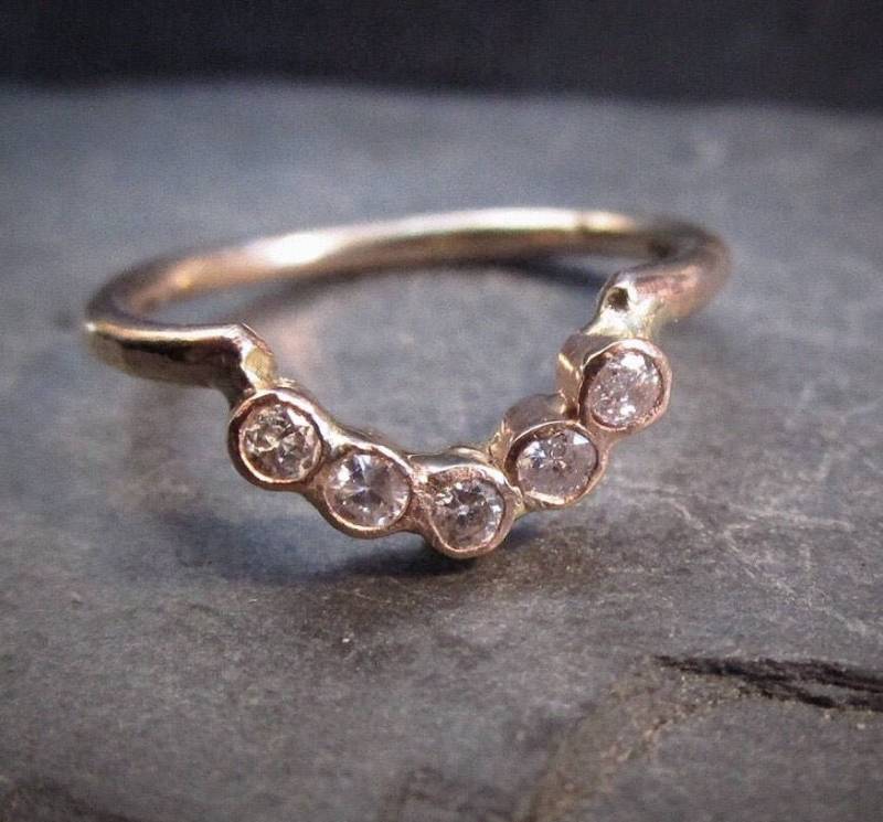 Diamant Bogen Ring, Gebogener Ehering, Nesting 5 Bezel Set Diamond Chevron, 14K Gold von mossNstone