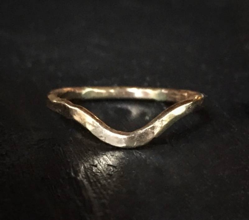 Geschwungener 14K Goldbogenring, Rustikaler Goldring, Gehämmerter Ehering, Massives Gold von mossNstone