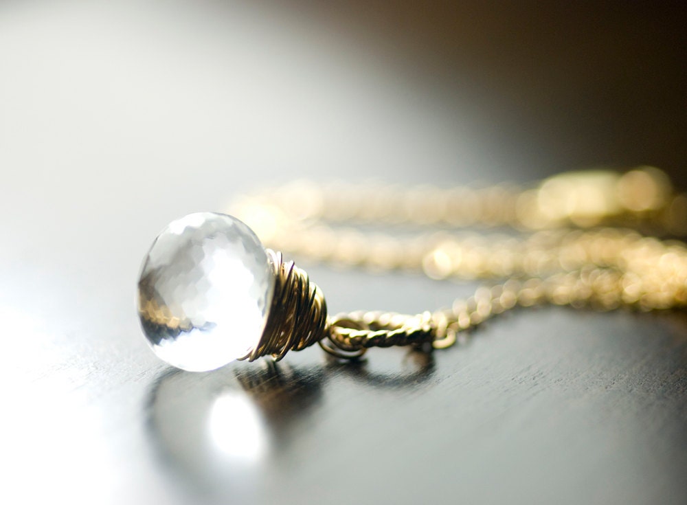 Bergkristall Golddraht Gewickelt Anhänger Halskette - 14K Gold, Zwiebel Briolette, Eis, April Geburtsstein, Moos Und Nebel "Cirrus" Bergkristall Golddraht Gewickelt Anhänger Halskette - 14K Gold, Zwiebel Briolette, Eis, April Geburtsstein, Moos Und Nebel "Cirrus" von mossandmist