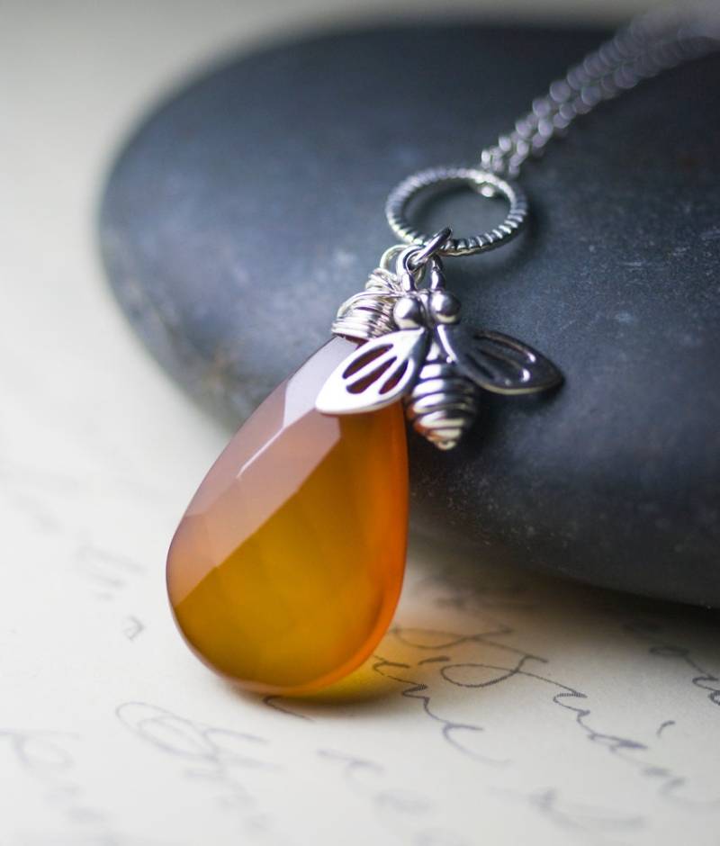 Dunkle Bernstein Chalcedon Honigbiene Anhänger Sterling Silberkette - "Honigbiene" von mossandmist