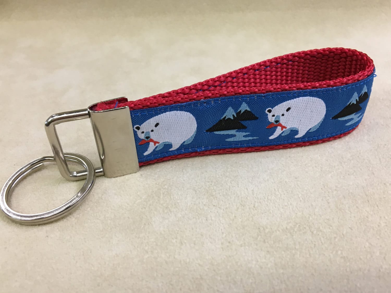 Ein Schlüsselanhänger, Wunderschönes Jacquardband. Eisbären, Blauer Hintergrund, Rotes Gurtband von mostlybears