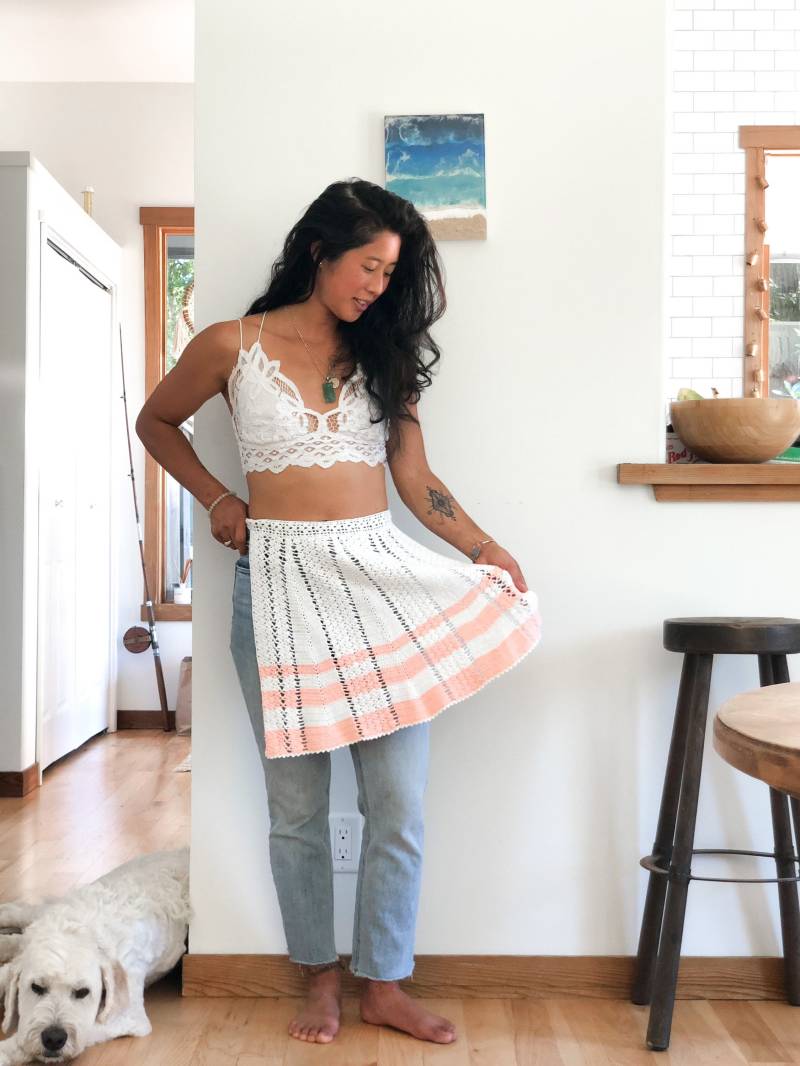 Vintage 60Er Jahre Weiß Und Rosa Hand Gehäkelte Taille Schürze S von mostlymagicvintage