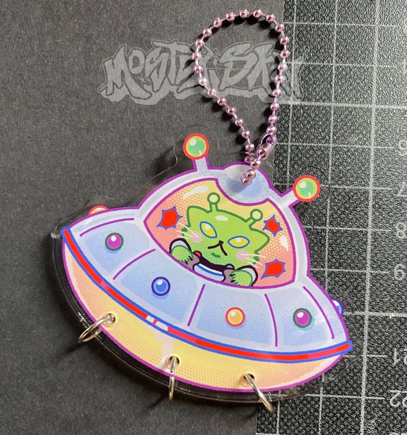 Blorbo Abduction Ufo Display Kawaii Alien Acrylic Charm Keychain von mostlyskinart