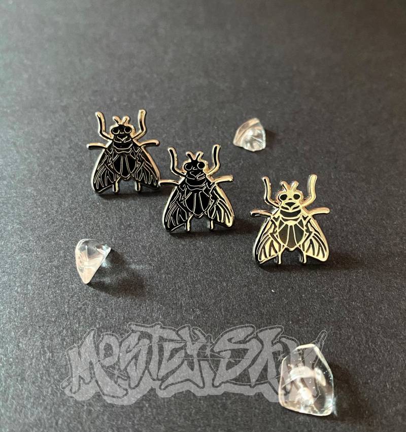 Fly Mini Enamel Pin Gothic Silver von mostlyskinart