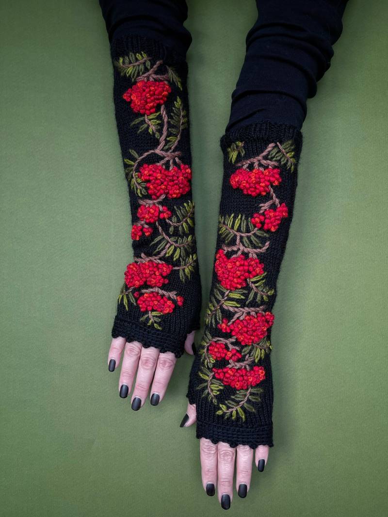 Kleine Bestickte Fingerlose Wollhandschuhe, Schwarze Vogelbeere, Handgestrickt von mothembroideryshop