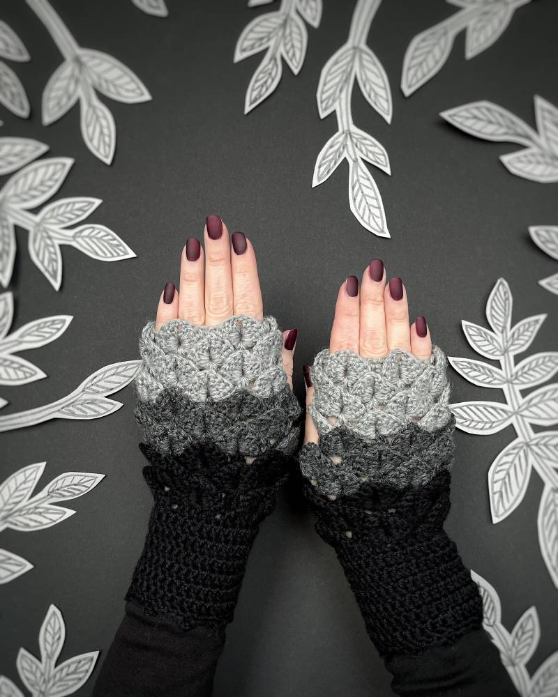 Gehäkelte Fingerlose Handschuhe Graue & Schwarze Drachenschuppe Winterstulpen Gehäkelte Fingerlose Handschuhe Graue & Schwarze Drachenschuppe Winterstulpen von mothembroideryshop