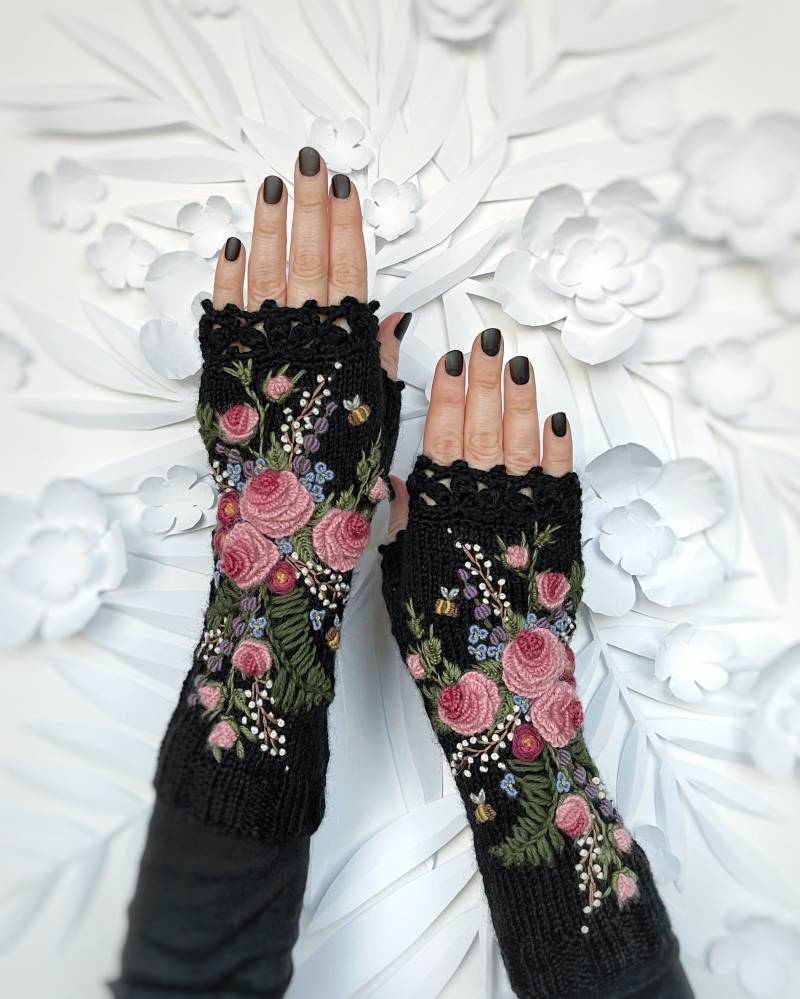Gestickte Schwarze Fingerlose Handschuhe, Rosa Rosen, Lavendel, Bienen von mothembroideryshop