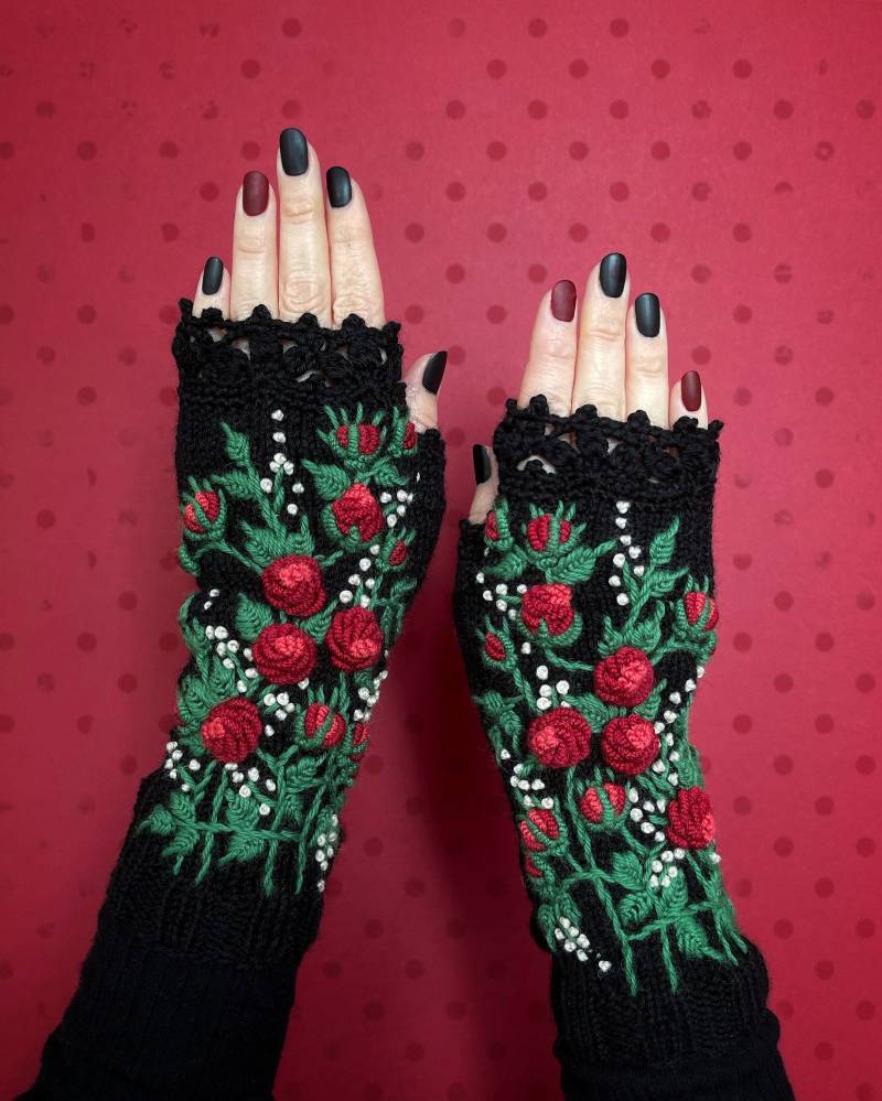 Gestrickte Rote Rose Armstulpen Schwarze Stulpen | Größe M von mothembroideryshop