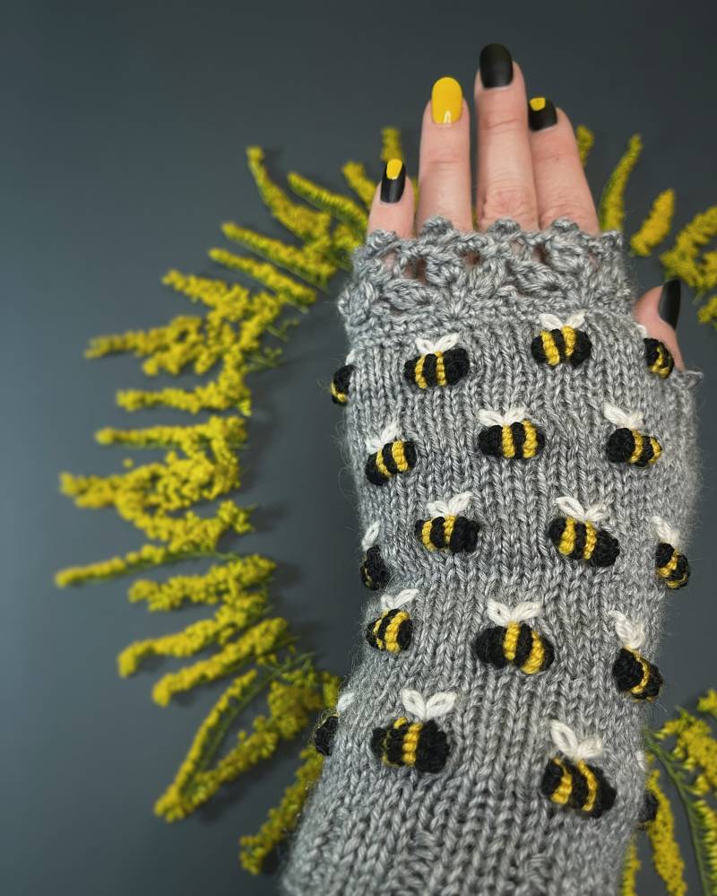 Handgestrickte Fingerlose Handschuhe Aus Grauer Wollmischung Mit Gestickten Bienen von mothembroideryshop