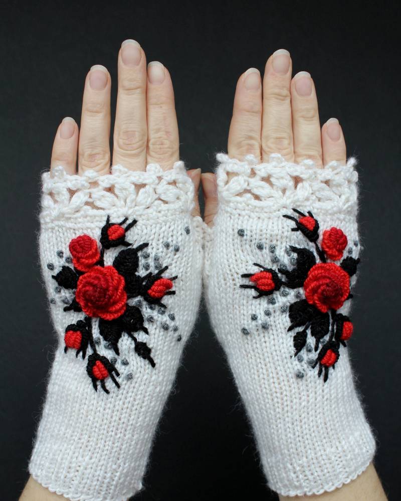 Kleine Größe Handgestrickte Armstulpen Weiße Fäustlinge Mit Roter Rose Stickerei von mothembroideryshop