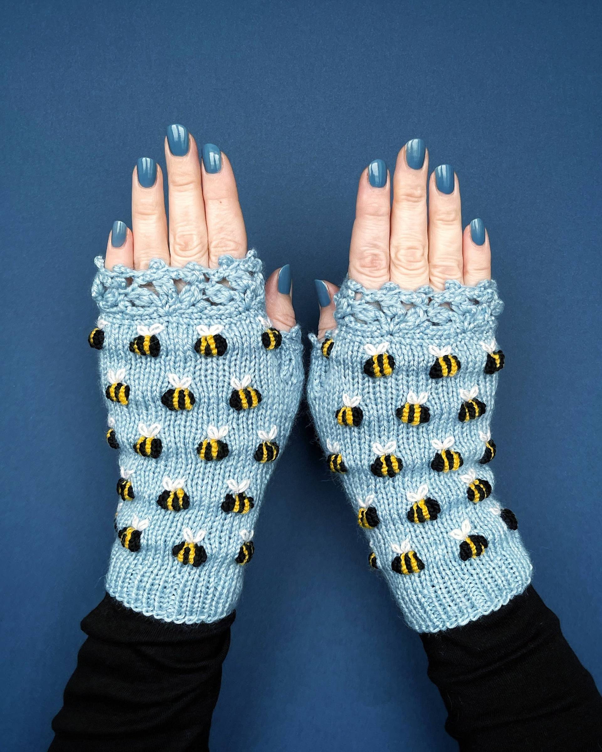 S/M Größe Handgestrickte Armstulpen Hellblaue Spitze Mit Bienen von mothembroideryshop