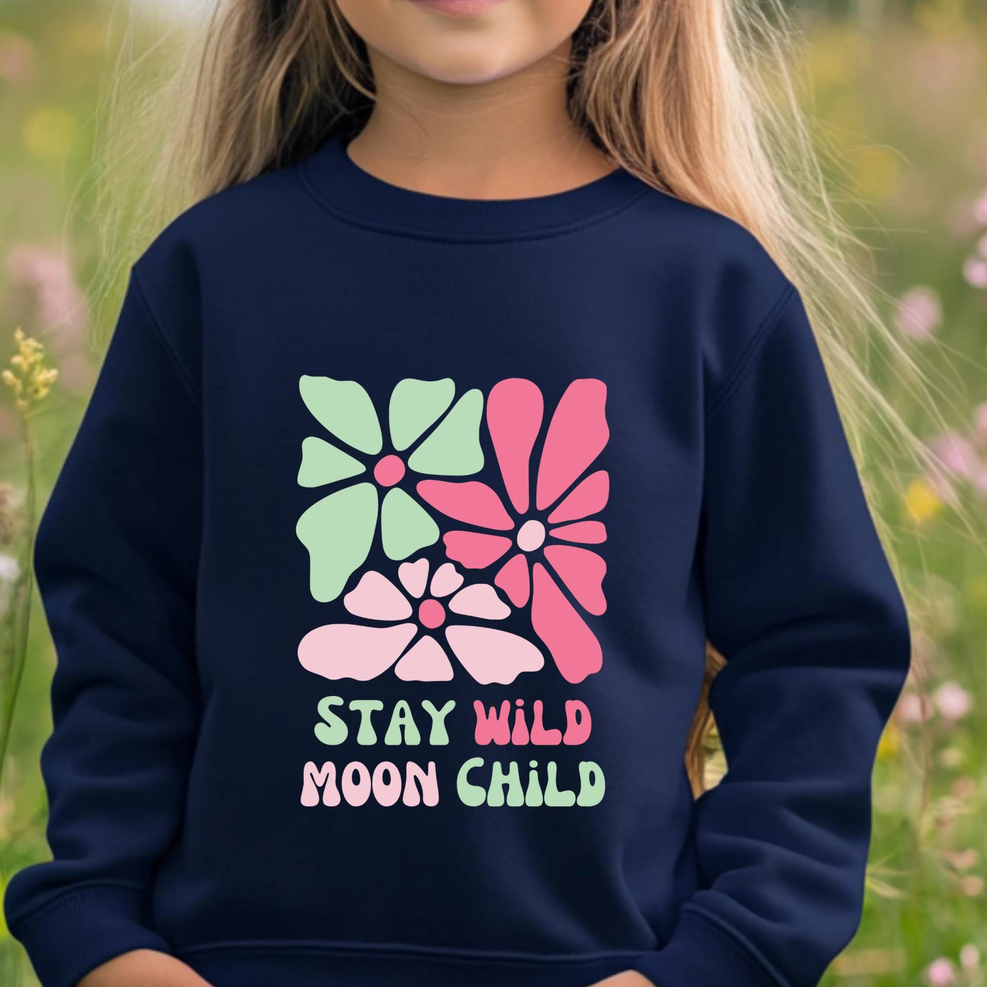 Kinder Sweatshirt Stay Wild Moon Child - Retro Blumen Pullover Für Mädchen & Jungen Boho Natur Design Geschenk Freigeister Kinder Sweatshirt Stay Wild Moon Child - Retro Blumen Pullover Für Mädchen & Jungen Boho Natur Design Geschenk Freigeister von mountainflowStyle