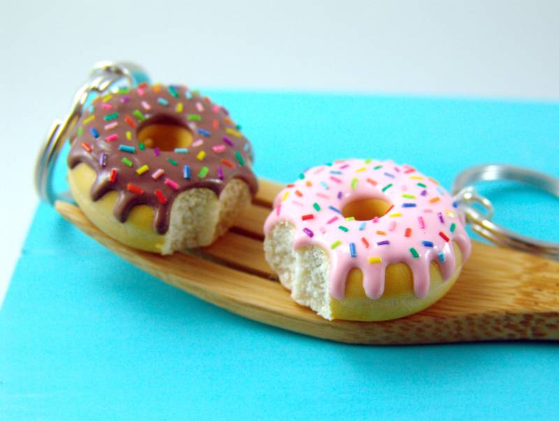 Donut Schlüsselanhänger Mit Regenbogen Streuseln // Food Made To Order von mousemarket