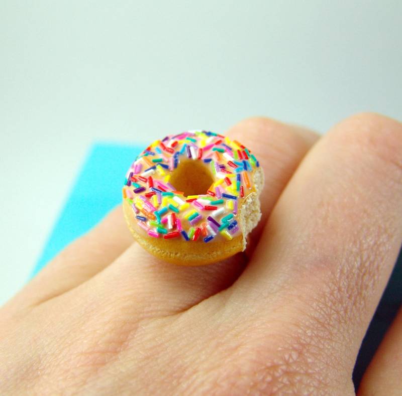 Food Ring // Donut in Rainbow Sprinkles Deluxe Verstellbarer Made To Order von mousemarket