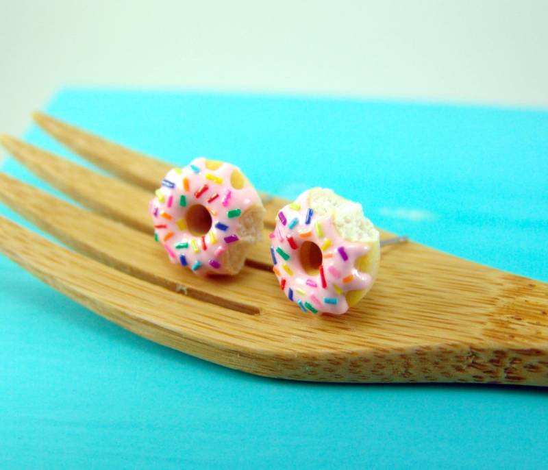 Rosa Donut Ohrringe Mit Regenbogen Streuseln // Made To Order Pfosten Mini Donuts Food von mousemarket