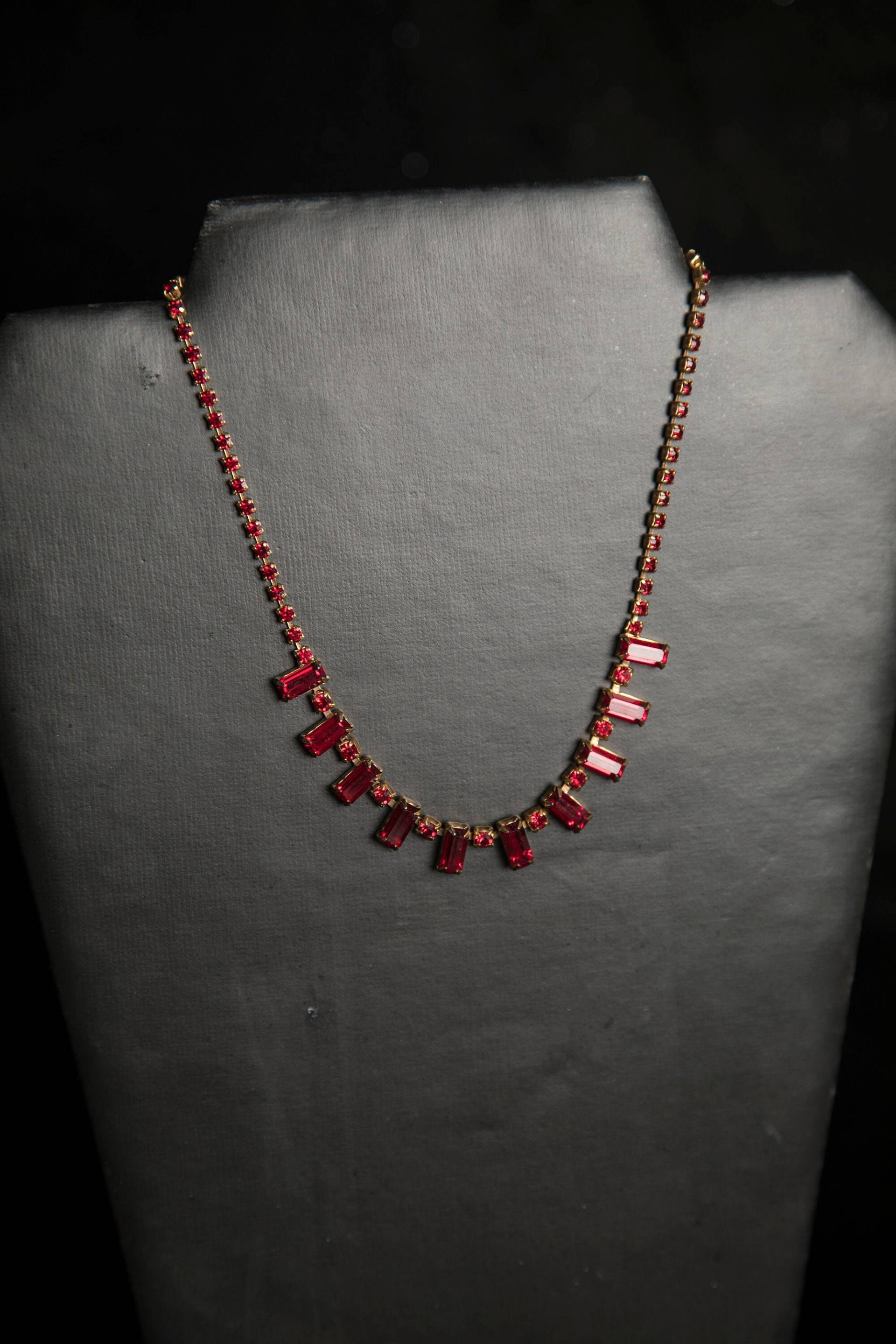 Atemberaubende Weiss Rubin Rot Strass Halsband Halskette Atemberaubende Weiss Rubin Rot Strass Halsband Halskette von movementmattersco