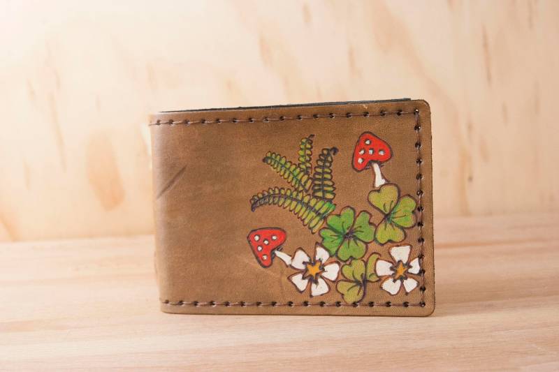 Handgefertigte Geldbörse Aus Leder Waldpilze & Farne von moxieandoliver
