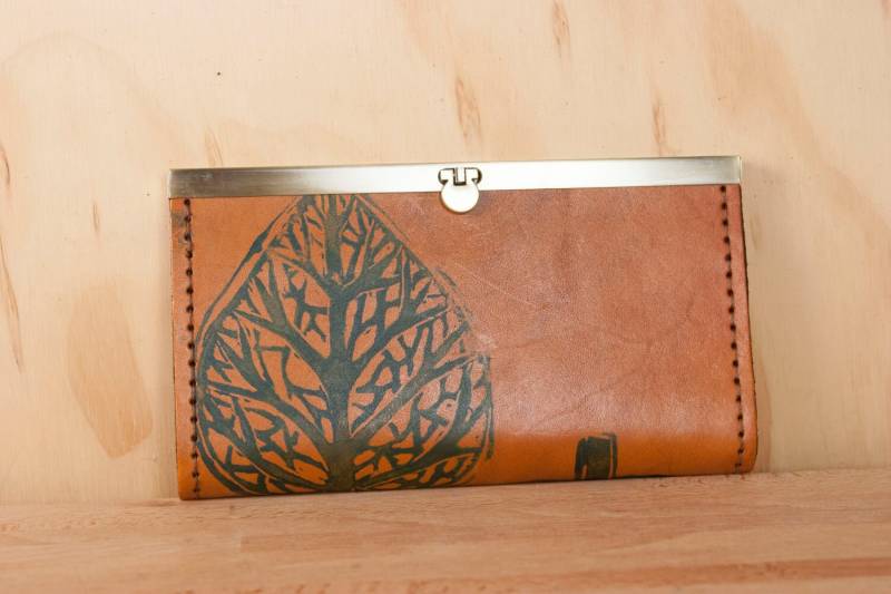Scheckheft Aus Leder Handgemachte Clutch Mit Blatt-Print von moxieandoliver