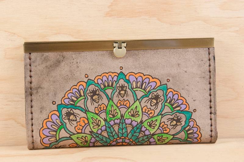 Scheckheft-Geldbörse Aus Leder Mandala-Bienen-Clutch von moxieandoliver