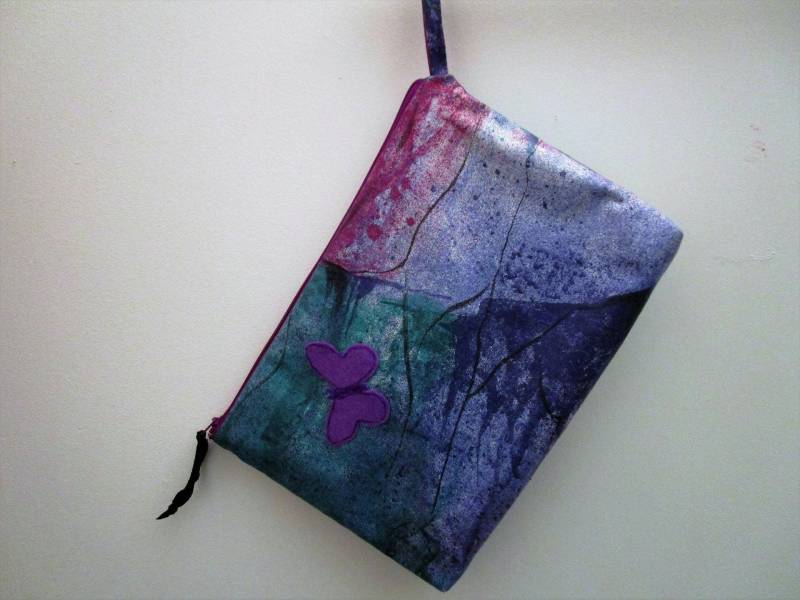 Großes Lila Stoff-Kit, | 28x20, Gefüttert Und Geschlossen, Um Alle Möglichen Nützlichen Dinge Zu Verstauen Großes Lila Stoff-Kit, | 28x20, Gefüttert Und Geschlossen, Um Alle Möglichen Nützlichen Dinge Zu Verstauen von mpiccrea