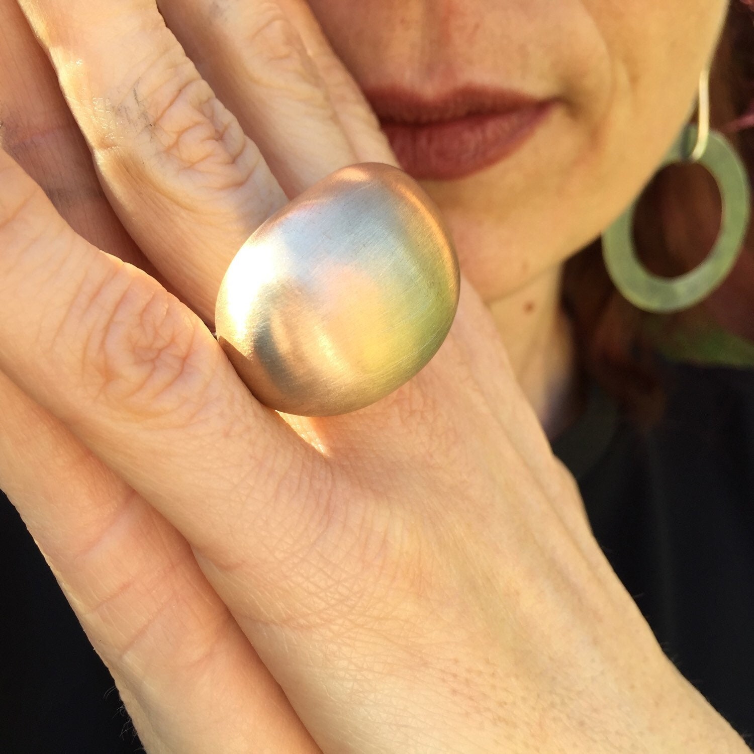 Maxi-Volumen-Ring Aus Bronzefarbenem Satin Maxi-Volumen-Ring Aus Bronzefarbenem Satin von mpjewelsmilano